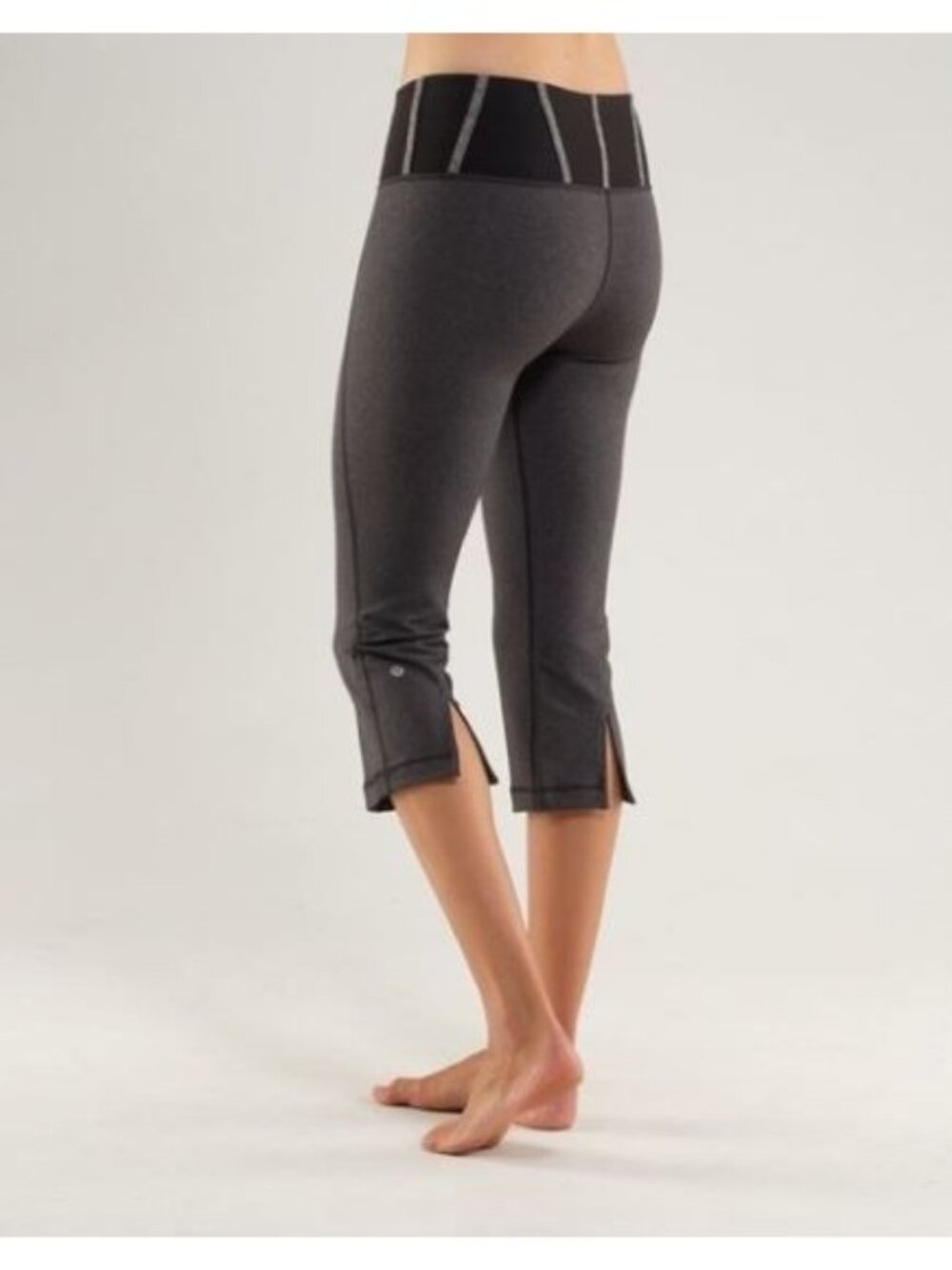 Lululemon Women's Grey Tadasana Slit Crop Capri Yoga Pants Size 6 1390